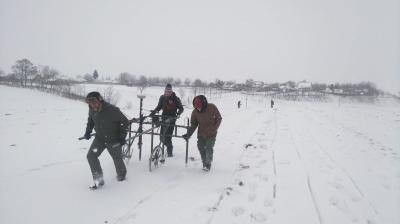 Arbeit im Schneesturm während des Prospektionspraktikums in Traian 