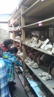 Studierende im Magazin des Historischen Museums Botosani (Rumänien)