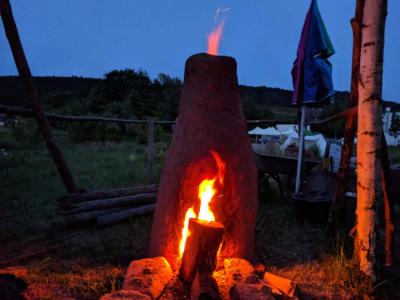 Geschichte(n) erleben. Rennofenbau auf der Zeiteninsel.